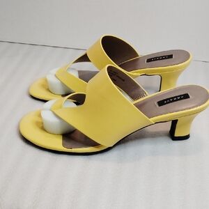 New Array Yellow Sandals Size 9W